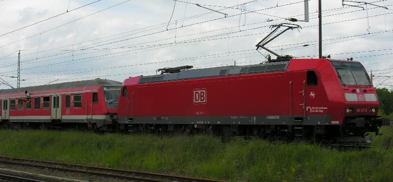Am Bahntag in Elstal (Wustermark Rbf)am 21.5.2005 gab es diese Zugabe: Die 146127 mit einem Sonderzug Fuballfans auf der Verbindungskurve von Priort nach Wustermark Rbf (Richtung Berlin). 