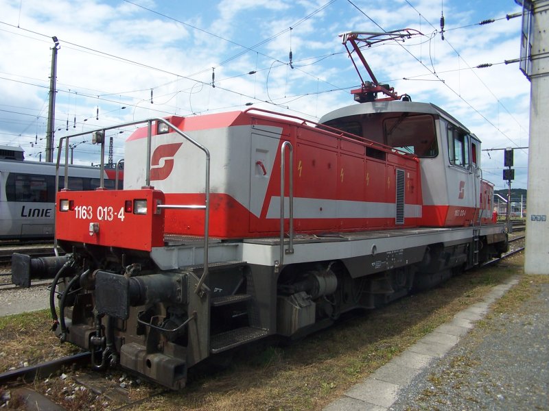 Am Ende des Bahnsteigs stand in Salzburg diese 1163 013, eine Baureihe, die mich immer wieder sehr beeindruckt. 23.07.07