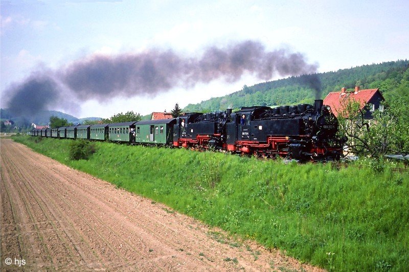 Am Himmelfahrtstag (25. Mai) 1995 hat das schne Wetter nicht nur die Vter ins Grne gelockt, so dass die Bahn alle Mhe hat, des Ansturms Herr zu werden. 099 753 und 747 (99 1789 und 1783) ziehen einen Zug von stattlichen dreizehn Wagen die Steigung von Obercarsdorf nach Schmiedeberg hinauf.