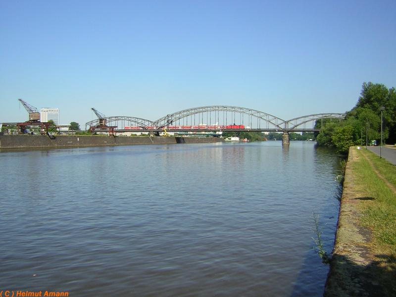 Am Nachmittag des 23.06.2005 berquerte ein RE aus Wrzburg mit einer 143 als Zuglok die Deutschherrenbrcke in Richtung Frankfurt am Main - Hauptbahnhof. 