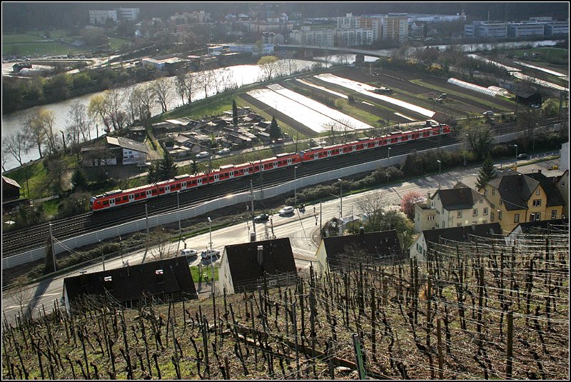 Am Neckar -

Ein S-Bahnzug der Baureihe 423 auf der Linie S1 nach Plochingen bei Esslingen-Mettingen. 

18.03.2008 (M)