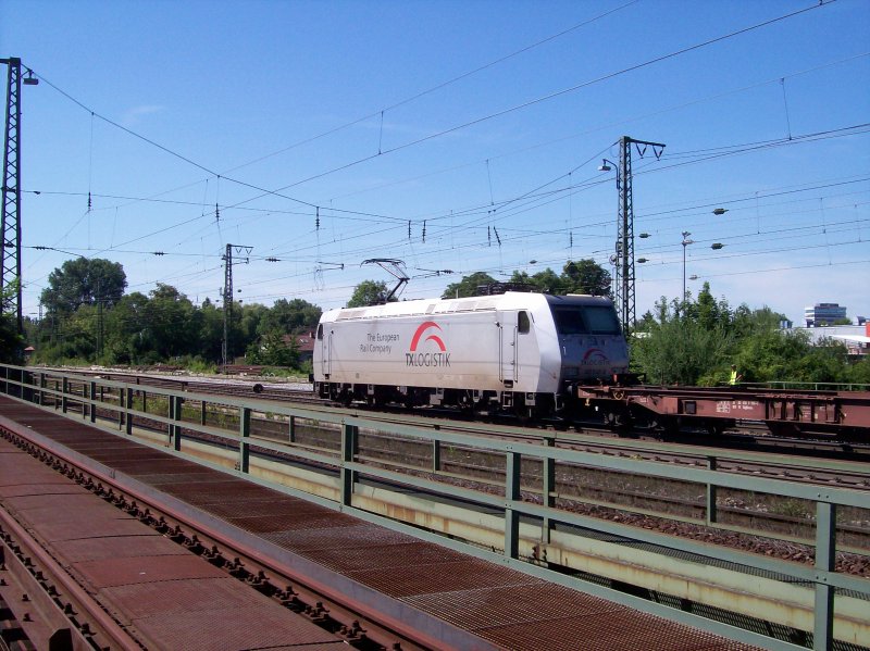 Am Schlu des Transpedzuges an der sdlichen Einfahrt in den Bahnhof Rosenheim mit den 2 BR 185 von TX Logistik hing die 185 540-2 als Schublok. Aufgenommen am 14.07.07.