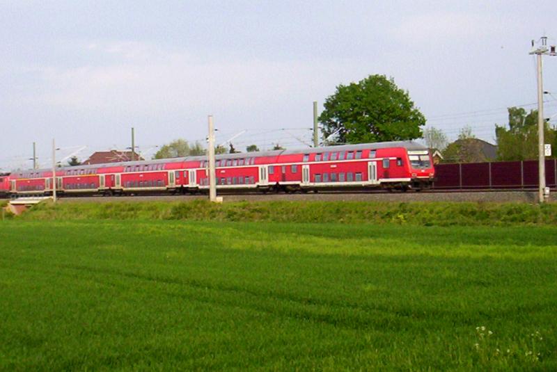 Am Sonnigen 03.05.2005 fuhr eine Doppelstockgarnitur Gattung 2 auf Buir zu. Der Zug war auf dem Weg von Siegen nach Aachen Hbf.