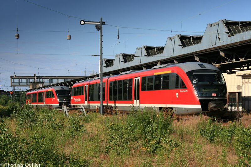 Am stark verwilderten Auenbahnsteig des Hbf Chemnitz sonnen sich am 17.06.07 zwei Desiros der Erzgebirgsbahn.