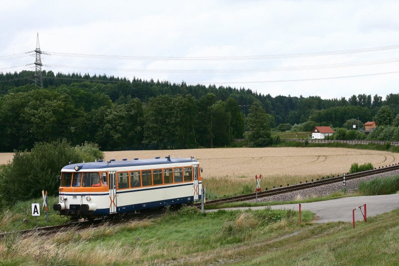 Am trben 8. Juli 2008 fhrt der 1969 gebaute MAN VT 9 der SWEG Waibstadt als SWE 70773 von Neckarbischofsheim Nord nach Hffenhardt. Der Zug hat vor wenigen Minuten den Startbahnhof verlassen und strebt nun seinem ersten Halt, Neckarbischofsheim Stadt, entgegen.