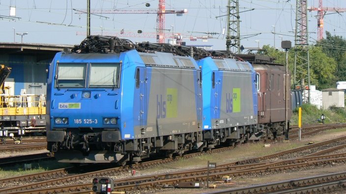 An ihnen sieht man den Lokmangel der BLS deutlich. 185 525 und 536 wurden von AngelTrains angemietet. Sie standen ende Juli in Basel Badischer Bahnhof und warteten zusammen mit einer lteren BLS-Lady im Hintergrund auf neue Aufgaben.