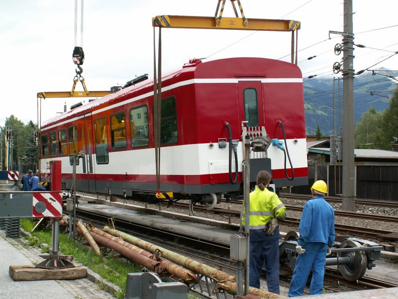 Ankunft des ersten, der 3, neuen Steuerwagen der Firma ZOS Vrtky auf der, seit 1.7.08 von der SLB betrieben, Pinzgauer Lokalbahn.
