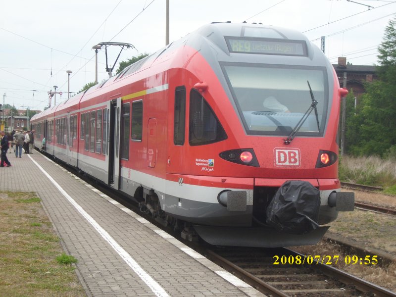 Ankunft des RE 33257 aus Lietzow in Sassnitz mit dem Flirt 427 004/827 004/304/604/427 504 am 27.06.2008.