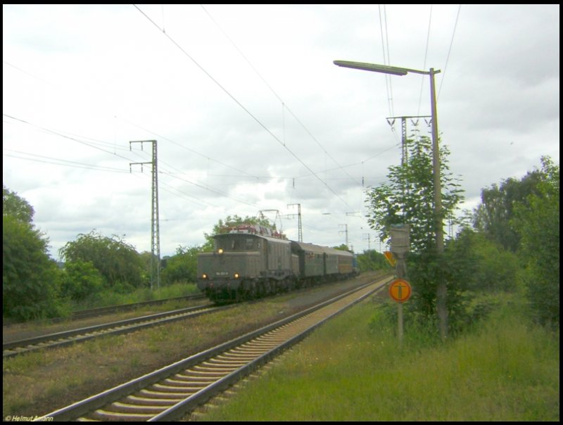 Anllich der 7. Kranichsteiner Eisenbahntage verkehrten wie jedes Jahr Sonderzge zwischen Gro-Gerau und dem Eisenbahnmuseum Darmstadt-Kranichstein, die Aufnahme zeigt einen dieser Zge mit 194 051 und V1252 der Mittelweserbahn (ex DB 212 322) am Zugschlu am 27.05.2006 kurz vor dem Bahnhof Weiterstadt.