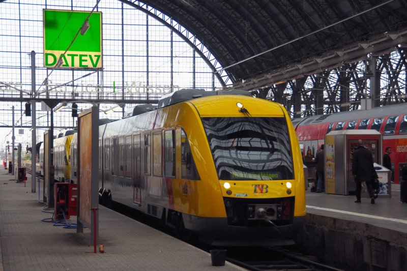 Annhernd stndlich erreicht die TSB mit ihren neuen LINT den Frankfurter Hbf. Willkommener Farbklecks im Einheitsrot. (April 2009).