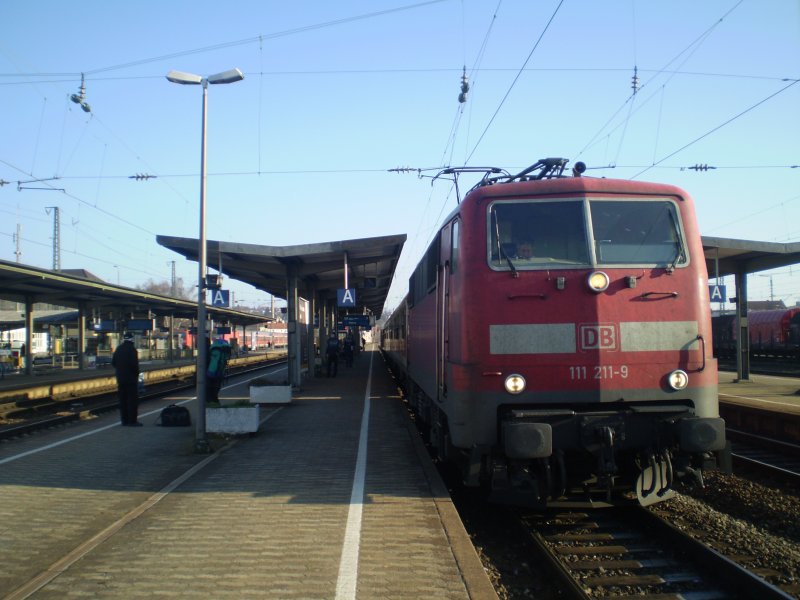 111 211 steht mit ihrer RB nach W�rzburg abfahrbereit in