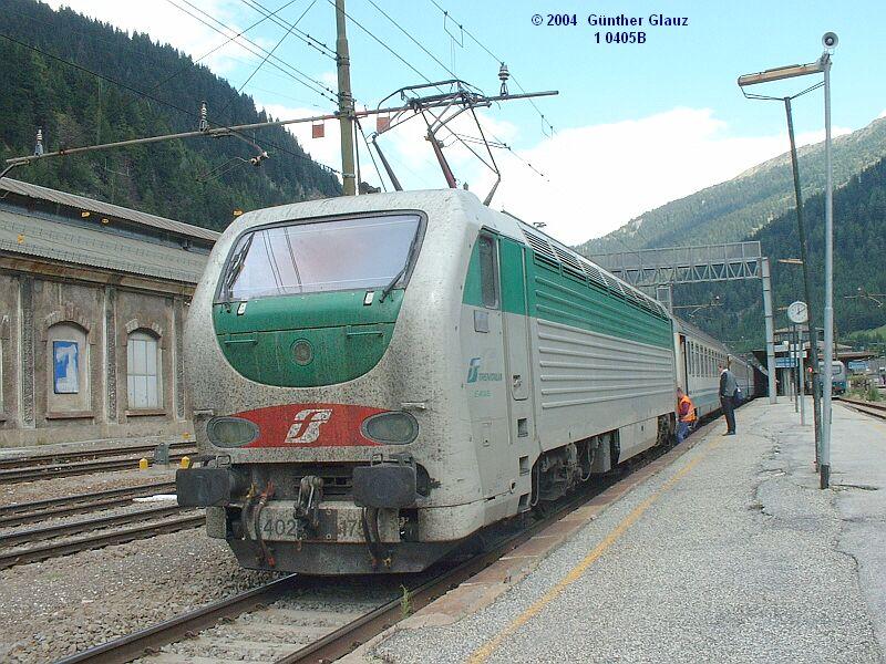Anschlieend wurde die FS-Gleichstromlok 402 175 um 12:10 angekuppelt, der Zug kann pnktlich um 12:14 weiter nach Rom fahren.