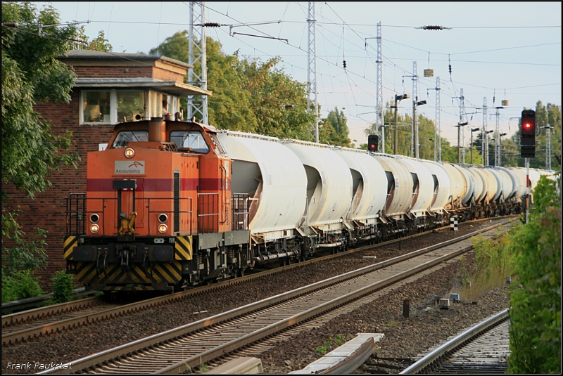 ArcelorMittal 65 (9880 3293 065-9 D-EKO) mit Uacs-Wagen Richtung Bernau (Berlin Karow, 13.08.2009)
