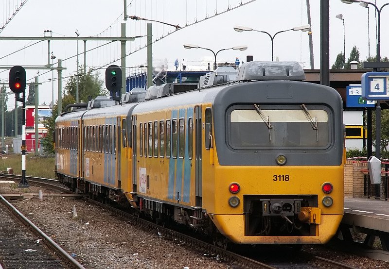 Die 3118 bei der Ausfahrt aus dem Bahnhof Blerick. Das
