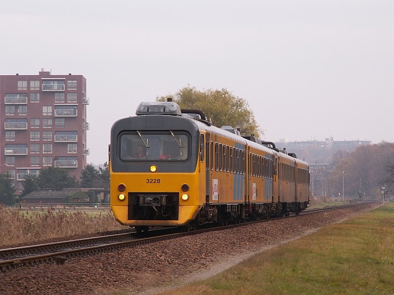 Der Triebzug 3228 auf freier Strecke kurz hinter Venlo. Das