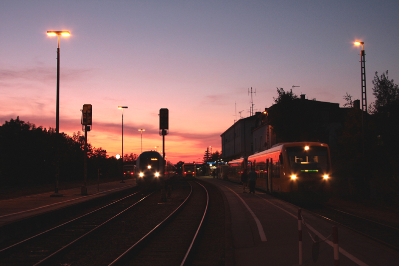 Hochbetrieb mit Oberpfalzbahn-VT und ALEX, am Abend des 26.09.2009, im