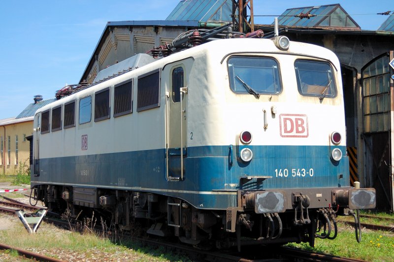 Auch ein Exemplar der Baureihe 140 in ozeanblau-beige vergrert die museal/fahrbereit zu erhaltende Lokomotivenanzahl im Bahnpark Augsburg. 140 543-0 im Lokportrait.