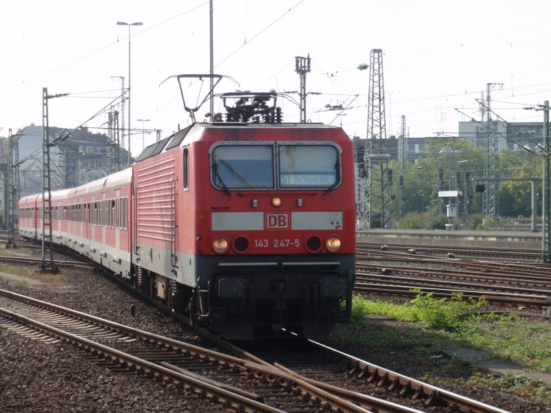 Auch nach Monaten konnten die neuen ET 422 den alten Platzhirsch 143+x-wagen nicht komplett von der S1 verdrngen. Hier zieht 143 247 ihren x-Wagenpark am Sonntag den 20.9.2009 vom Abstellgleis in Richtung Abfahrtsgleis, wo die S1 ihren langen Weg durchs Ruhrgebiet nach Dortmund anfangen wird.