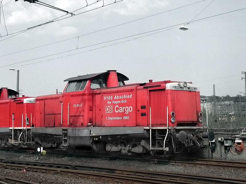 Auerdienstgestellte 212, in der letzten Lackierungsvariante von DB-Cargo, auf dem Abstellgleis.