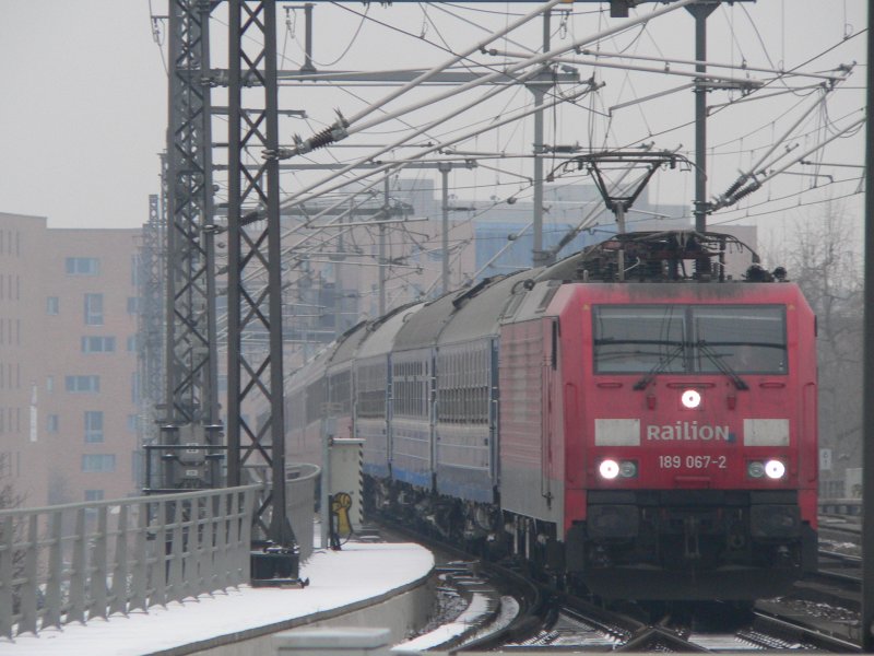 Auf dem Weg nach Moskau. D247 fhrt am 11.2.2007 in den Berliner Hauptbahnhof ein. Gezogen wird er von 189 067-2.