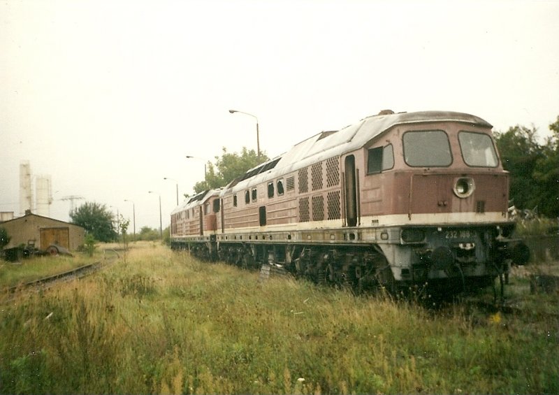 Auf einem ehmaligen Anschlugleis in Hagenwerder standen die 232 188(vorn) und die 232 041(hinten) vom Bh Grlitz im September 2001 abgestellt.
