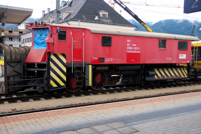 Auf Gleis 1, gleich hinter dem  Blauen Blitz , fand sich folgendes Exponat: Schneerumer 9760 007-1 auf seinen markanten Speichenrdern. Wrgl, 23. August 2008.