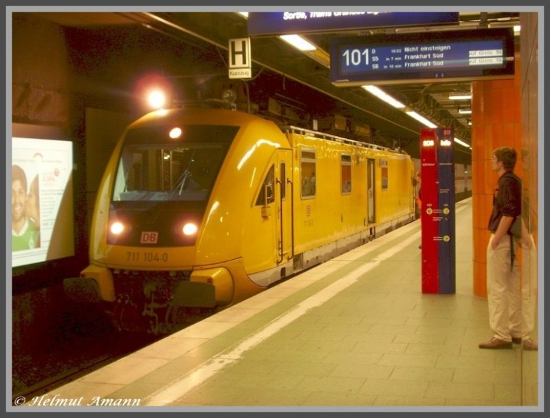 Auf Grund eines Fahrleitungsschadens befand sich 711 104 am 27.05.2008 im Reparatureinsatz auf Gleis 101 der S-Bahn-Station Frankfurt am Main Hauptbahnhof tief. Auf dem Zugzielanzeiger erschien der HIOB als D-Zug mit dem Zusatz  Nicht einsteigen  der manche Fahrgste aber nicht an dem Versuch hinderte, eben genau das tun zu wollen, auch wenn er ganz offensichtlich als Bahndienstfahrzeug erkennbar ist.

