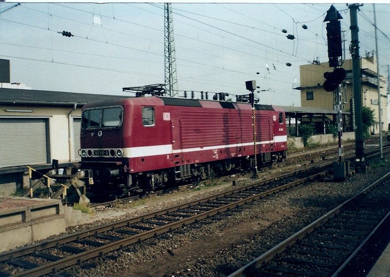 Auf der Heimreise von Kaiserslautern nach Rgen hatte ich,im Oktober 2000 beim Umsteigen in Mannheim,noch Zeit die 143 810 auf einem Lokwartegleis zu fotografieren.