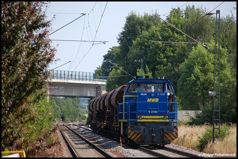 Aufgrunf von Gleisbauarbeiten am Hp Hofen(b Aalen) stand am Morgen des 27.07.08 die MWB 2104 mit einem kurzen Schotterzug am Km 76,0 der Remsbahn (KBS 786).