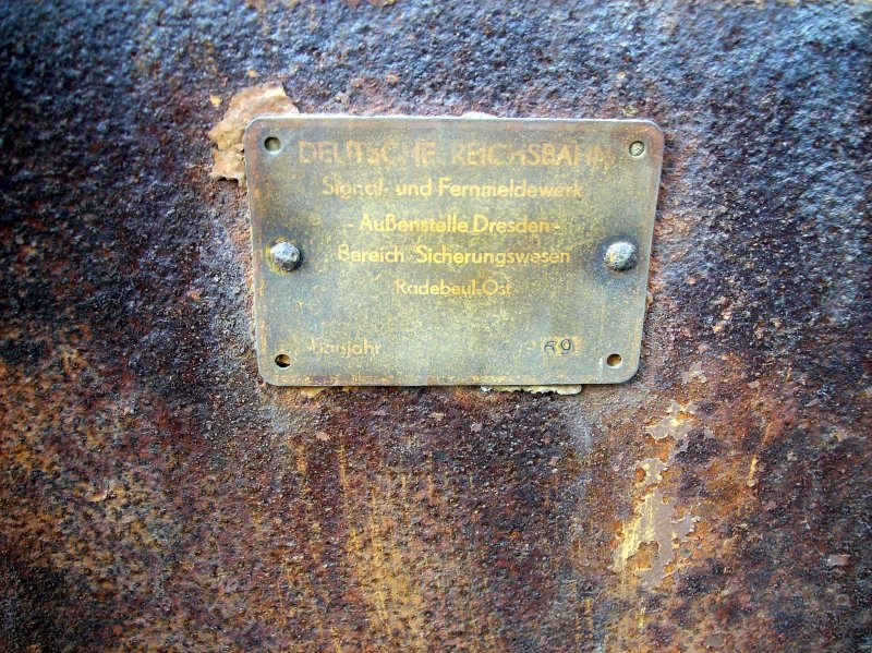Typenschild an einem Formsignal im Bhf Cunnersdorf 