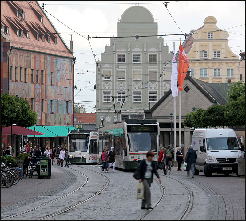 Die Stra�enbahn im Stadtbild von Augsburg, hier an der Haltestelle