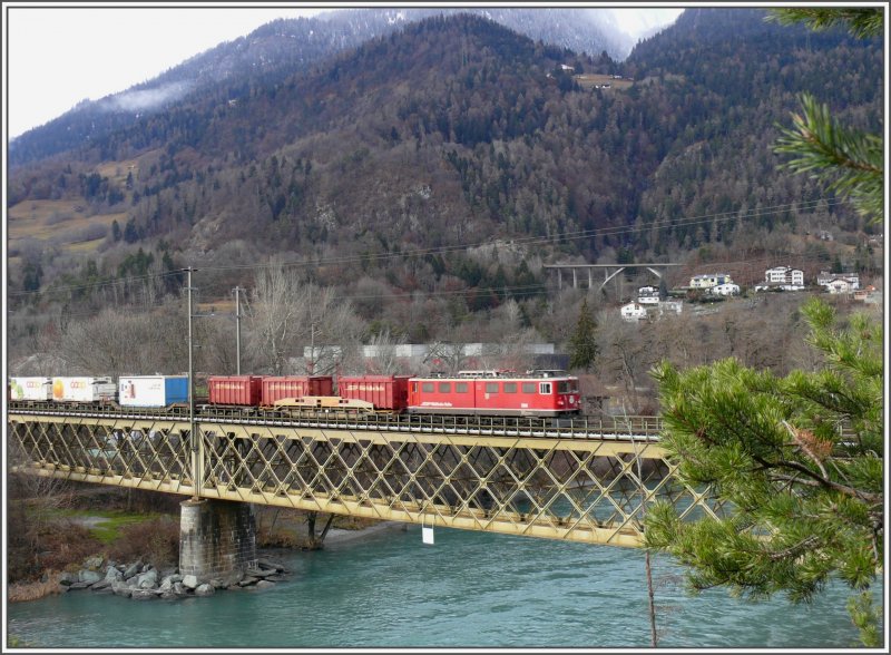 Aus dem Engadin kommend berquert die Ge 6/6 II  Davos  mit einem Gterzug den Hinterrhein bei Reichenau-Tamins. (10.12.2007)