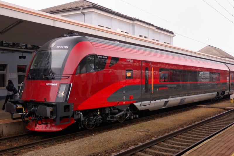 Aus dem Gesicht geschnitten: Steuerwagen des Railjets  Spirit of Austria  mit deutlichen Anleihen des Taurus. Hinter dem Fhrerstand schliet sich der  Premium-Bereich  mit 16 Sitzpltzen an, welcher ber einen eigenen Kchenbereich fr den  Am-Platz-Service  der  Preminum -Kunden verfgt. (Amstetten, 11.11.2008).