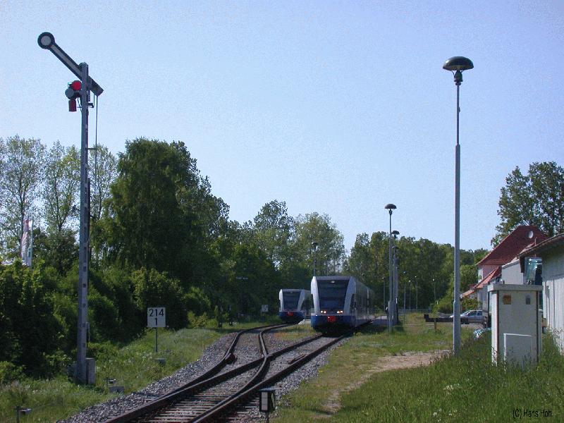 Ausfahrt aus dem Bf Bansin Richtung Heringsdorf; Juni 2002.