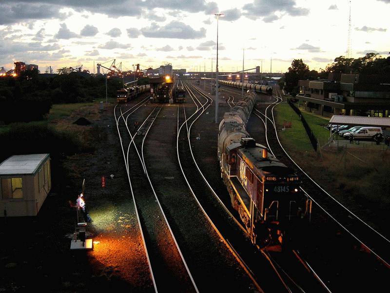 Ausfahrt im Morgengrauen: 48145 mit Tankzug im Hafenbahnhof von Newcastle, Mai 2002