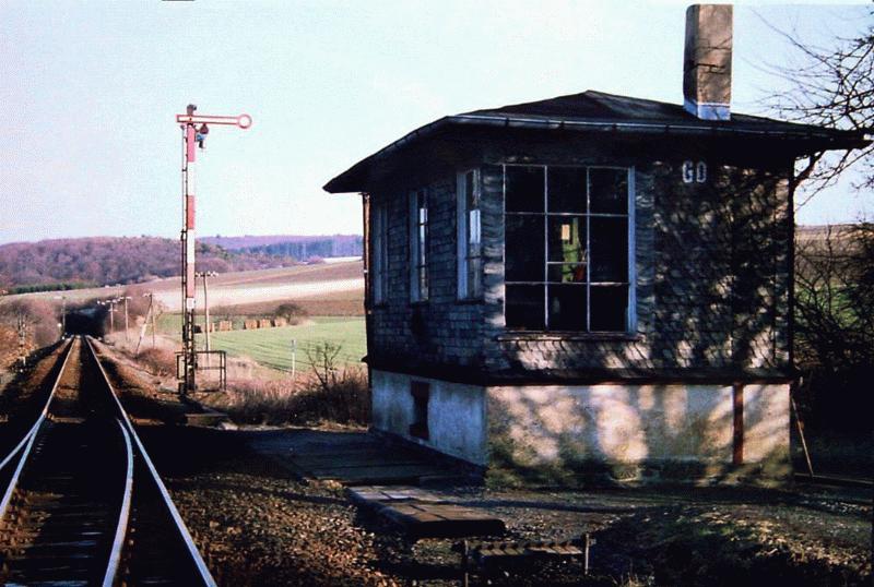 Ausfahrt Richtung Wetzlar und voll funktionstchtiges Wrterstellwerk in Grvenwiesbach, 1. Hlfte der 1980iger Jahre.
