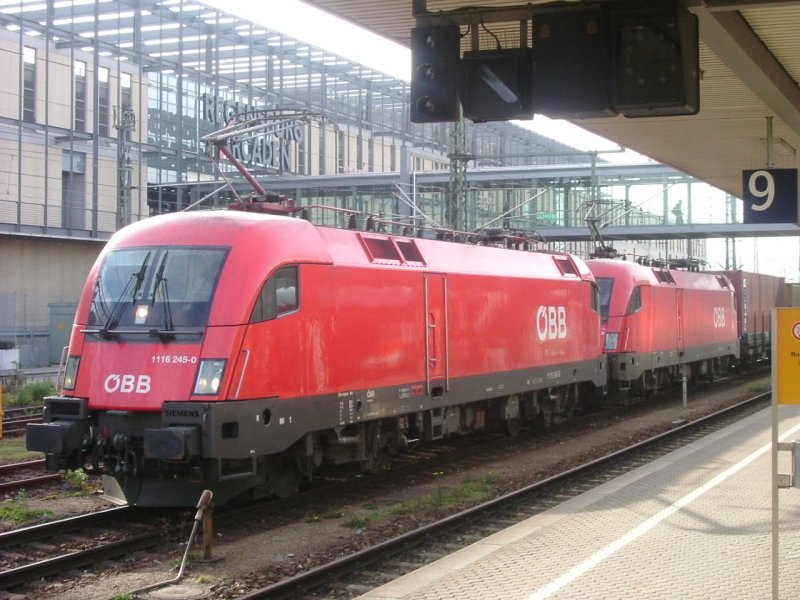 Am 25.10.2005 stehen 1116 245 und 1116 212 mit einem