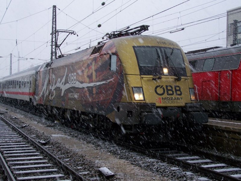 1116 250 Mozart steht bei sch�nstem Winterwetter mit IC 2083