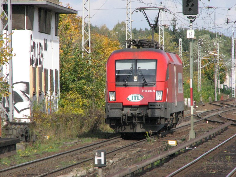 BR 1116 der Firma ITL bei der Durchfahrt am Hausbahnsteig