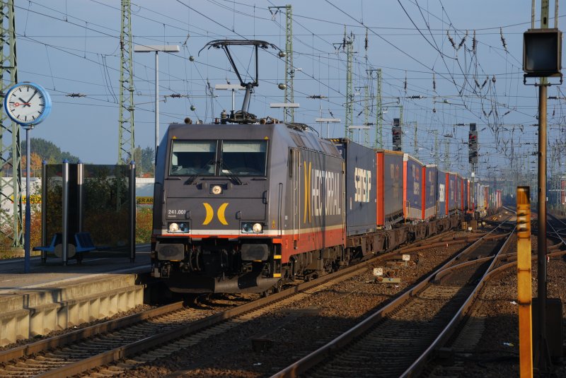 Hectorail 241 001 durcheilt Neum�nster.
11.10.08  