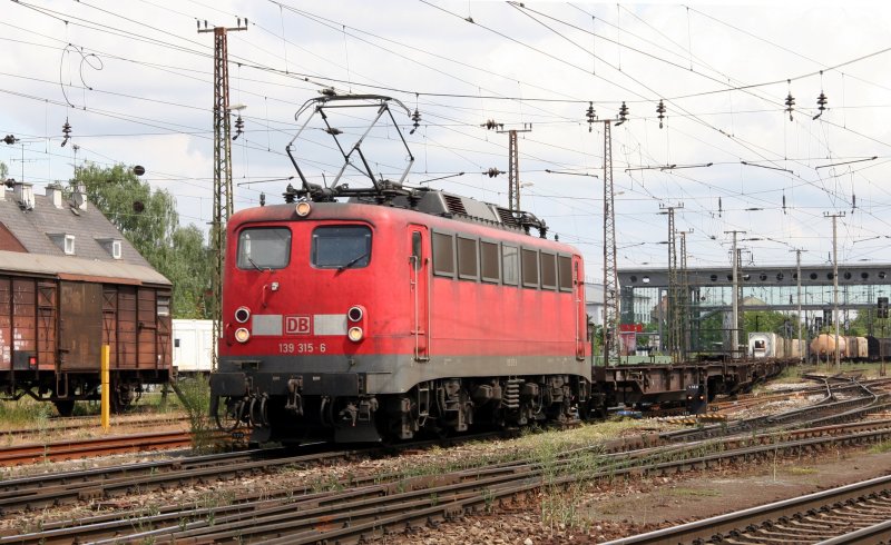 DB 139 315 (eines der wenigen wendezugf�higen Exemplare) mit ihrem