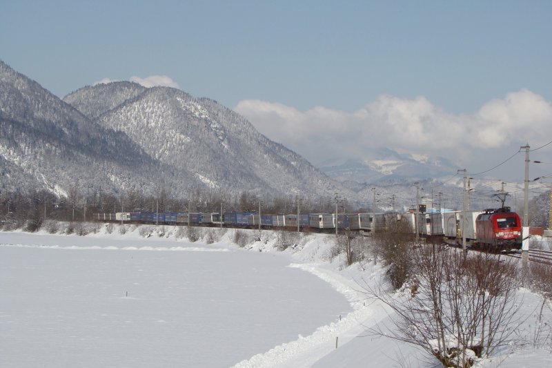 182 008-3 mit G�terzug bei Langkampfen.19.02.2009 