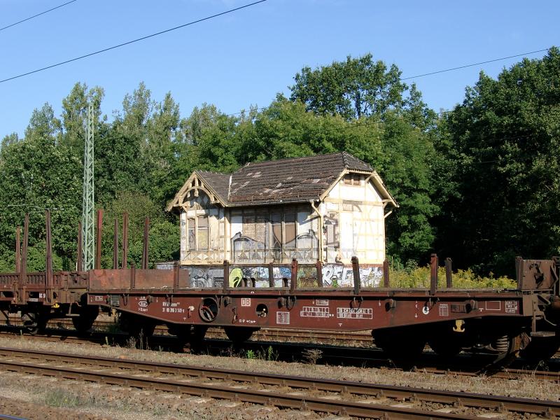Auer Betrieb, ehemaliges Wrterstellwerk Wpw des Bf Wildpark, im Vordergrund ein abgestellter Zug mit Flachwagen.