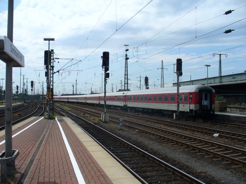 The UEx 43 327 now leaves the main station of