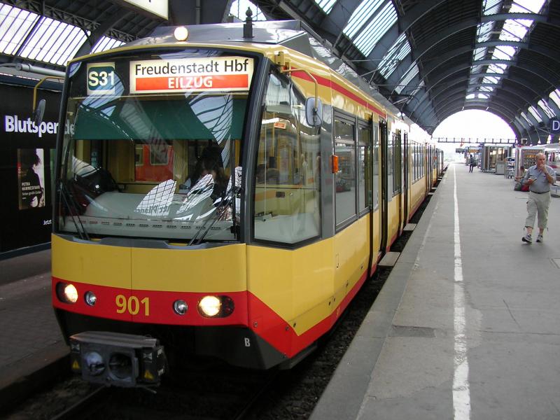 AVG-Zweisystemstadtbahnwagen 901 als S32 nach Freudenstadt im Karlsruher Hauptbahnhof. Diese Linie ist neben der S31 die einzige, auf der Zweisystemstadtbahnwagen der AVG den Hauptbahnhof auf DB-Gleisen erreichen. (19.8.05)
