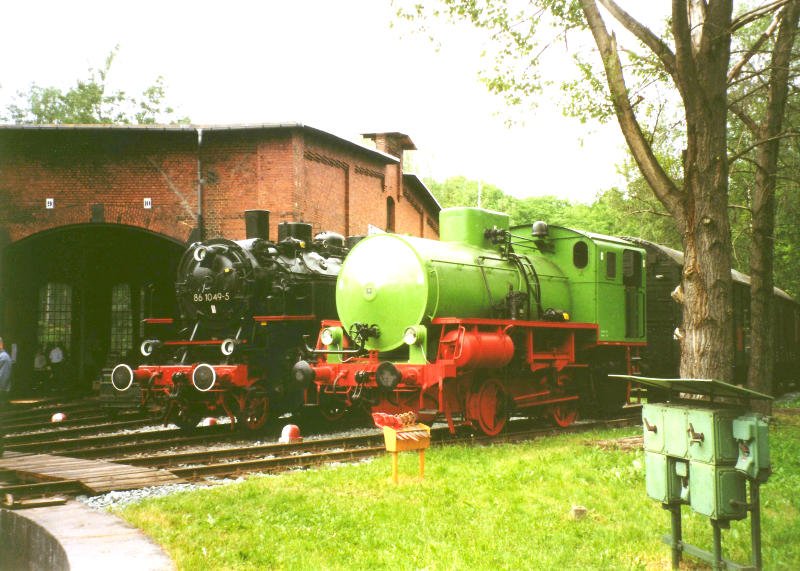 Babelsberger Bfl und 86 1049 stehen im Juni 2001 neben dem Schwarzenberger Lokschuppen