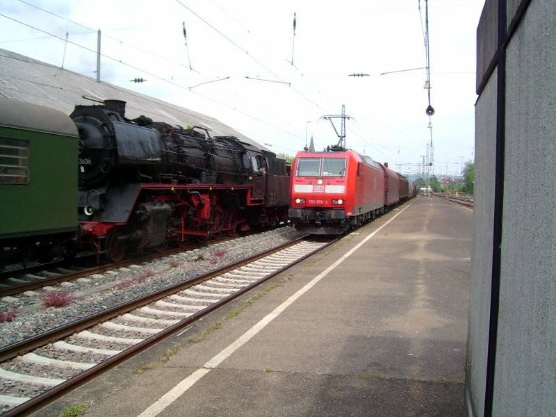Alt und neu begegnen sich auf Gleis 1 und 2