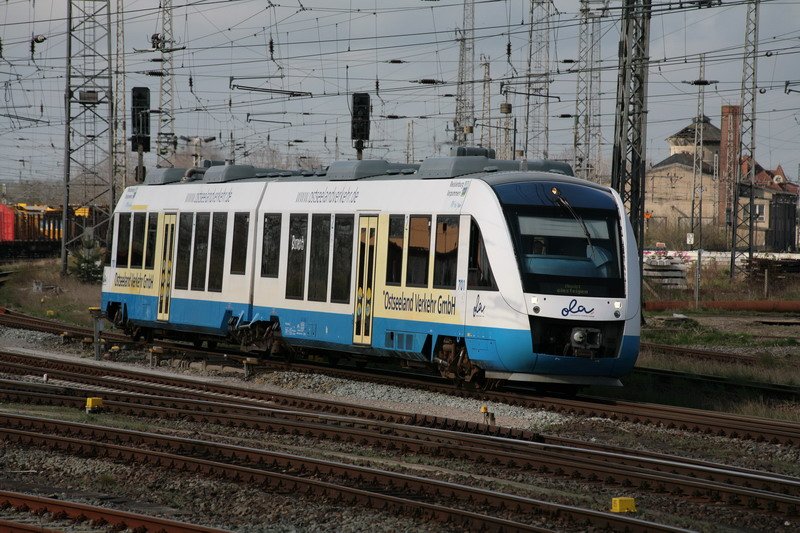Ostseelandverkehr mit Triebwagen 701 f�hrt durch Bad Kleinen zur�ck nach