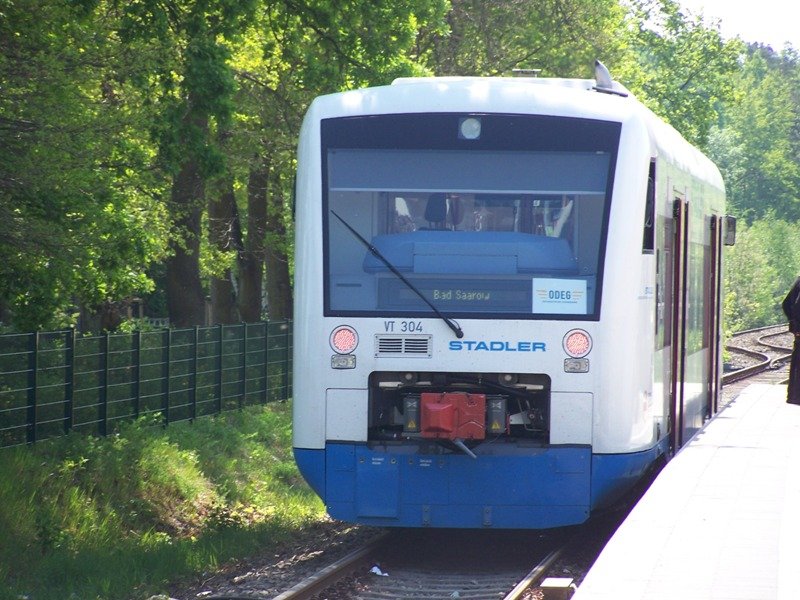 Train comes in and moves back to Bath Saarow resumed
