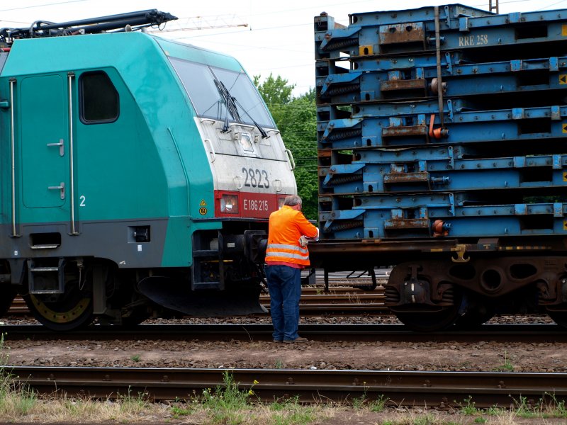 Bevor E186 215 den G�terzug aus dem Aachener Westbahnhof richtung